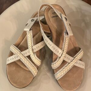 Earth Origins size 7, Belle Bentleyleather sandals with Velcro heel strap